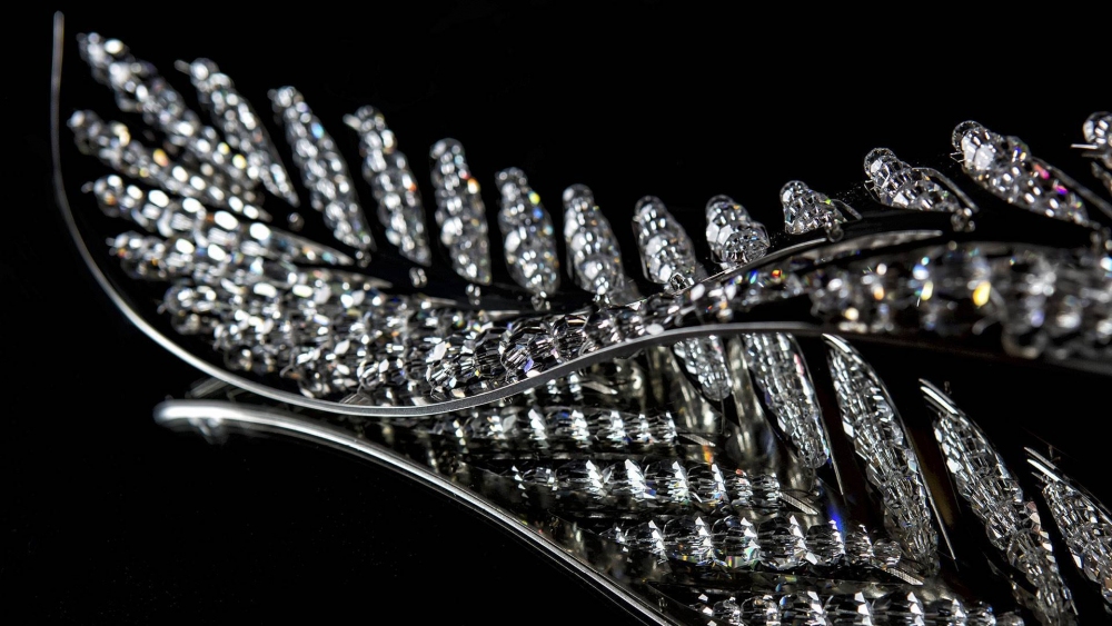 Elements of glass and metal for lighting fixtures