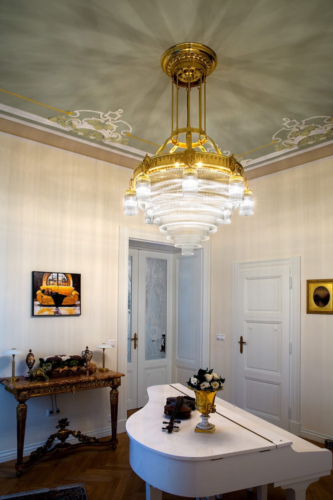 Modern bronze chandelier with crystal pendants (Circle)