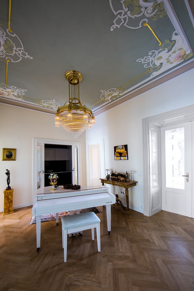 Modern bronze chandelier with crystal pendants (Circle)